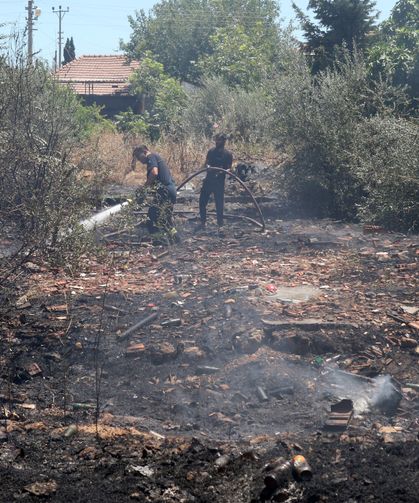 Hurda demiri için ateşe verilen çekyattan sıçrayan yangın evleri tehdit etti