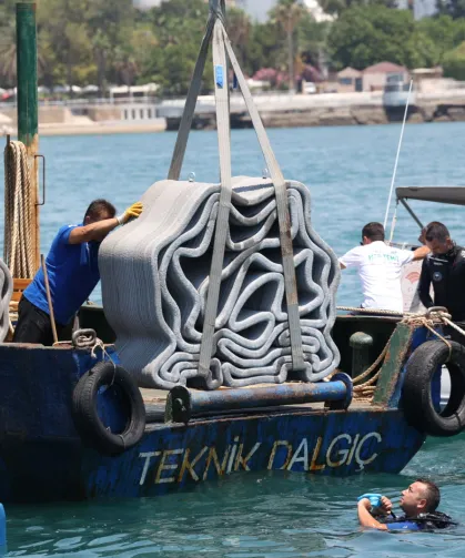 Antalya'da yapay resifler denizle buluştu