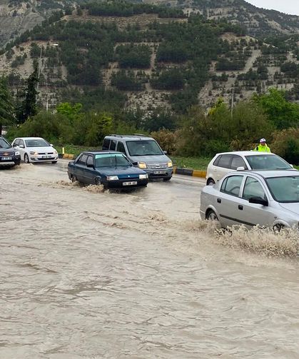 Burdur'da yağmur hayatı olumsuz etkiledi