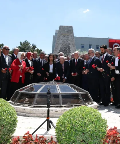15 Temmuz'da TBMM'de ilk bombanın düştüğü alana karanfil bırakıldı