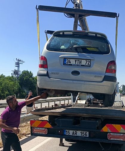 Bariyerlerin arasına giren otomobildeki 6 kişi yaralandı