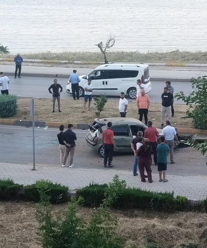 El frenini çekmeyi unuttuğu otomobilin altında kalıp öldü