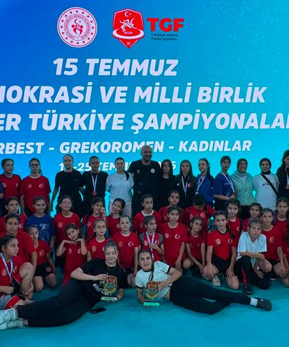 Güreşcilerden 3 Türkiye şampiyonluğu