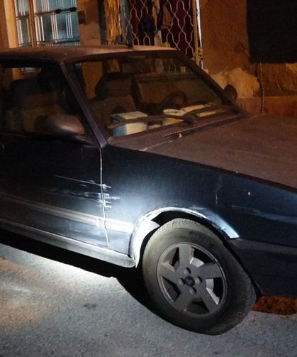 Önce park halindeki 2 araca, ardından karşı yönden gelen otomobile çarptı