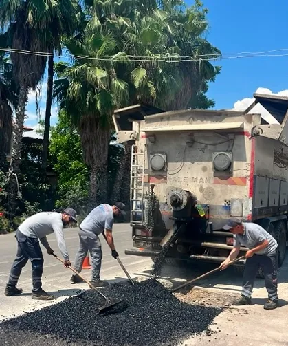 Antalya Finike'de yollar yenileniyor bordürler boyanıyor