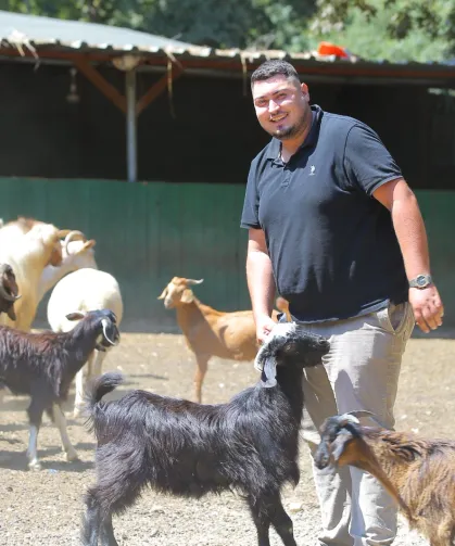 Adak kesimine gitti hayatı değişti! İki oğlakla başladı, 500 hayvana ulaştı