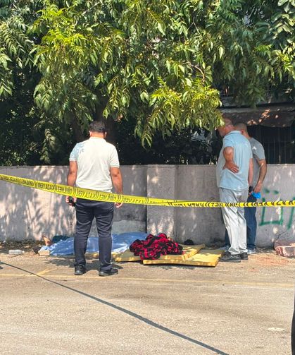 Antalya'da pazarda yarı çıplak ölü bulundu