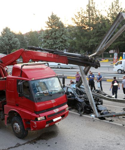 Bariyere çarpıp ikiye bölünen otomobilin sürücüsü öldü