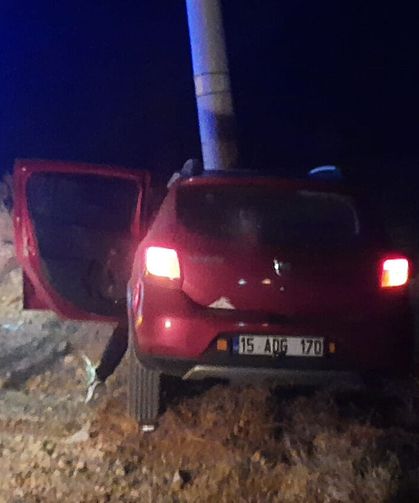 Direğe çarpan otomobilin sürücüsü yaralandı