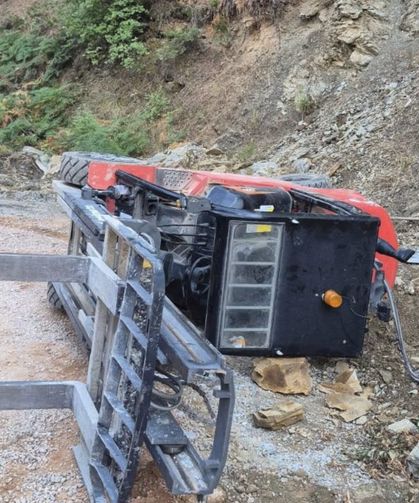 Gazipaşa'da devrilen forkliftin altında kalıp, yaralandı