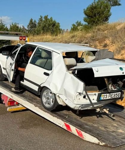 Otomobiller kafa kafaya çarpıştı: 1 ölü, 7 yaralı