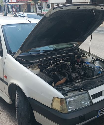 Yedek su deposu patlayan otomobil hasar gördü