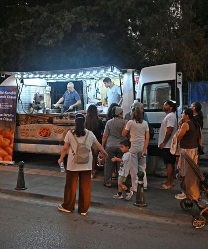 Antalya Büyükşehir Mevlit Kandili'nde 19 ilçede lokma ikram etti