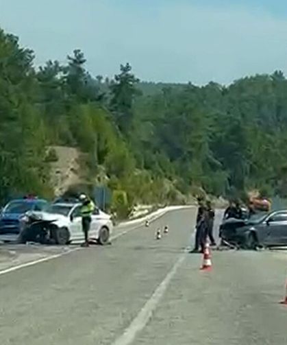 Manavgat'ta iki otomobil çarpıştı: 1 ölü, 2 yaralı