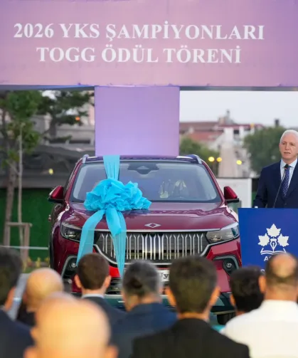 YKS'de Türkiye birincisi olan 3 öğrenciye TOGG ödül