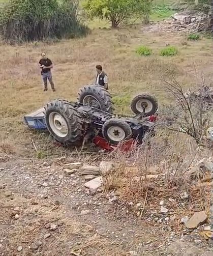 Devrilen traktörün altında kalan öğretmen hayatını kaybetti