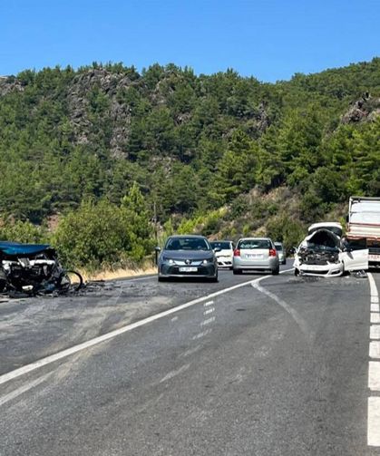 Gazipaşa'da 2 otomobil kafa kafaya çarpıştı: 4 yaralı