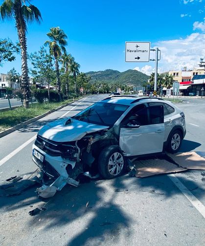 Gazipaşa'da otomobil refüjdeki ağaca çarptı: 1 yaralı
