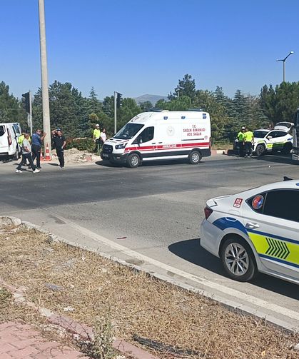 Kamyon kırmızı ışıkta duran minibüse çarptı: 4 yaralı