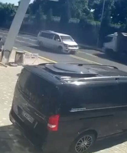 Kamyonun fırlayan tekerleği tabelaya çarptı