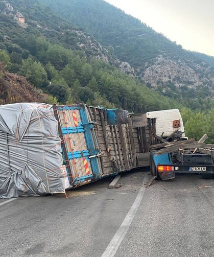 Kontrolden çıkan TIR devrildi