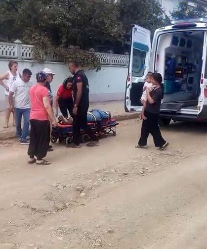 Otomobil bahçeye düştü: 2 yaralı