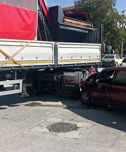 TIR'ın yakıt deposuna çarpan otomobilde iki yaralı