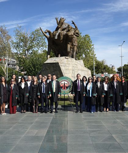 Antalya Barosu'nda yeni dönem Atatürk Anıtı'na çelenkle başladı