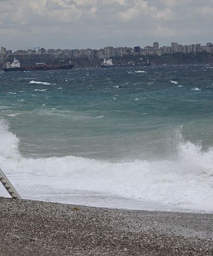 Antalya'da kuvvetli rüzgar ve sağanak etkili oldu