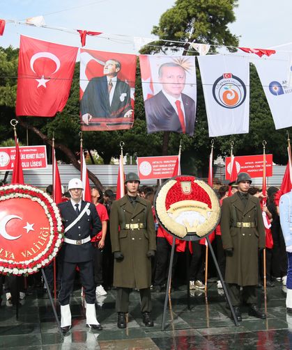 Antalya'da Cumhuriyet Bayramı kutlamaları çelenk töreniyle başladı