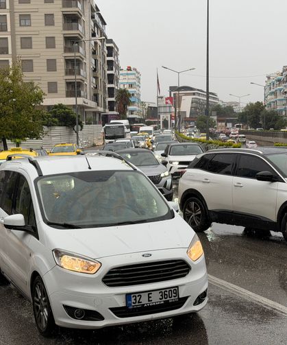 Antalya'da sağanak trafiği olumsuz etkiledi