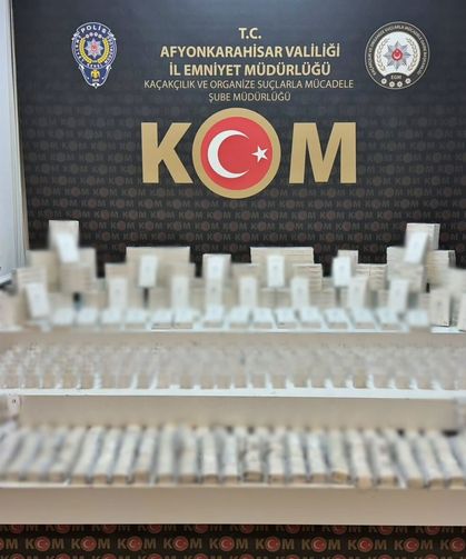 Durdurulan araçtan kaçak telefon aksesuarları çıktı