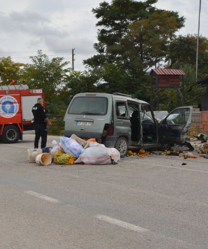 Kamyonet ile hafif ticari araç çarpıştı: 1 ölü, 2 yaralı