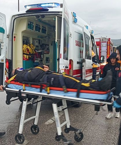 Otobüsle çarpışan otomobildeki karı- koca polis memurları yaralandı
