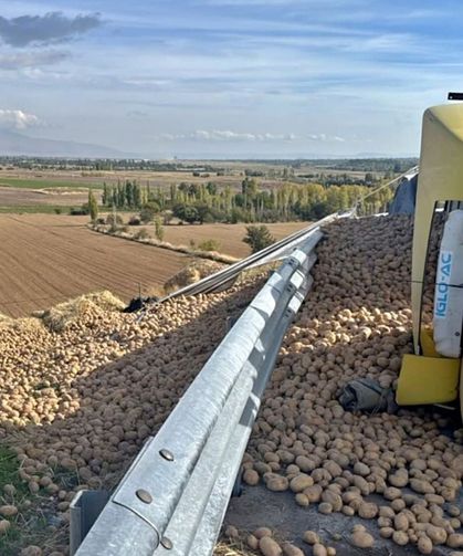 Patates yüklü TIR devrildi