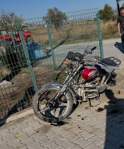 Traktörle çarpışan motosikletin sürücüsü hayatını kaybetti