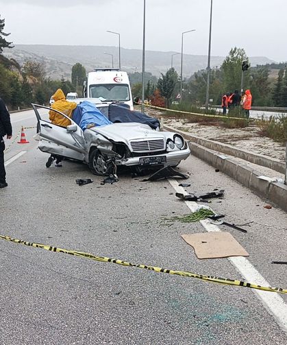 Düğün yolunda kaza: 1 ölü, 4 yaralı