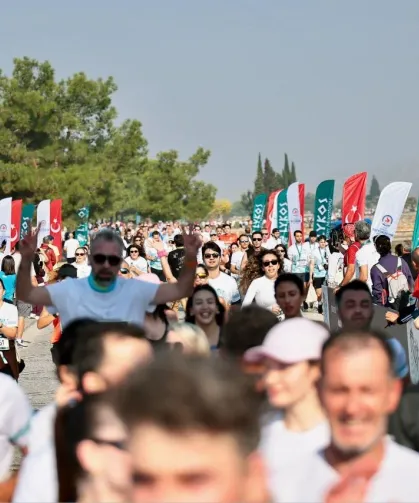 Denizli'de Lykos Yarı Maratonu rekoru! 20 bin kişi Pamukkale'de buluştu