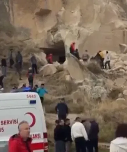 Kapadokya'da facia! Peribacaların turistlerin üstüne çöktü