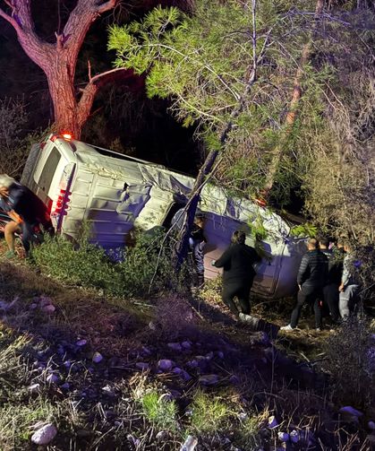 Minibüs şarampole devrildi: 15 yaralı