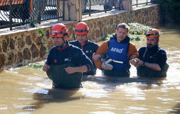 Alanya'da su seviyesi yükseldi: Mahsur kalanlar kurtarıldı