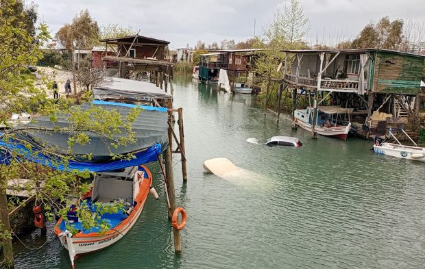 Otomobil balıkçı barınağı olarak kullanılan dereye uçtu