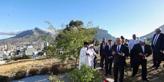 Dışişleri Bakanı Çavuşoğlu, Cape Town’da Türk vatandaşlarıyla bir araya geldi