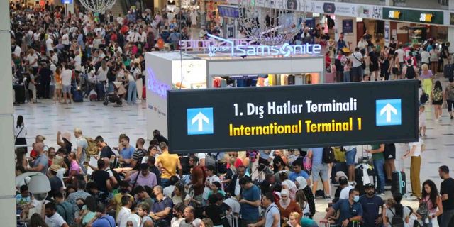 Pandemide dışarı çıkamayan yaşlı turistler, tatil için Antalya’ya akın ediyor