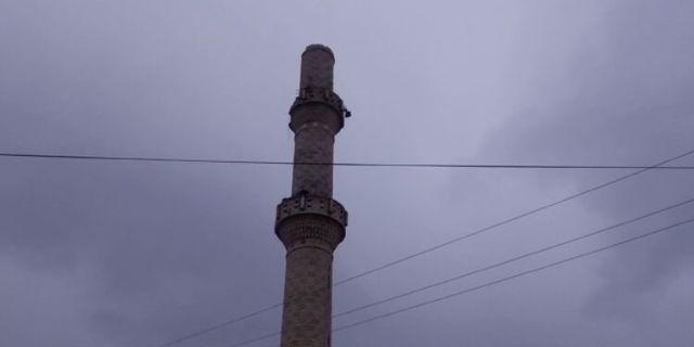 Osmaniye’de depremde yıkılan minarenin ucu eve zarar verdi