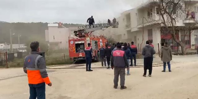 Yangında mahsur kalan çifti itfaiye ekipleri kurtardı