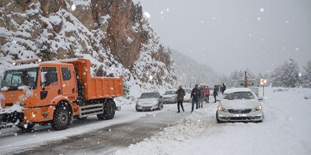 Alanya-Konya karayolu trafiğe kapatıldı, sürücüler tesislere yönlendirildi