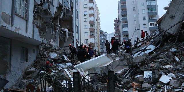 Adana’da yıkılan binalardan kurtarılma çalışması sürüyor