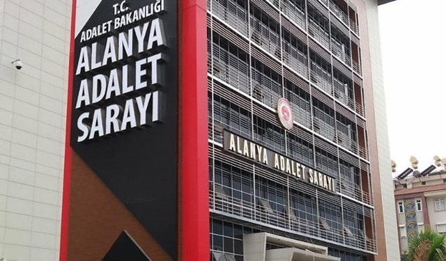 Alanya'da parkta tartıştığı arkadaşını bıçakladı