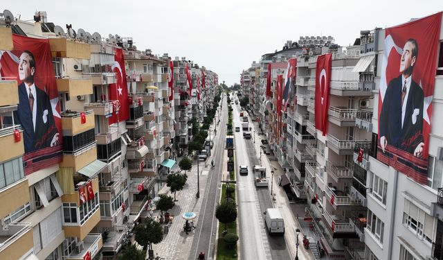 Antalya caddeleri kırmızı beyaza büründü